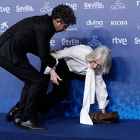 Caída de Susi Sánchez en la alfombra de ganadores de los Goya 2023