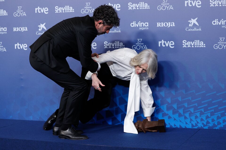 Caída de Susi Sánchez en la alfombra de ganadores de los Goya 2023