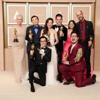 Posado del equipo de 'Todo a la vez en todas partes', ganadora del Oscar 2023 a la Mejor película