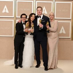 Los ganadores de los Oscar 2023 en las categorías de interpretación, posan con su galardón