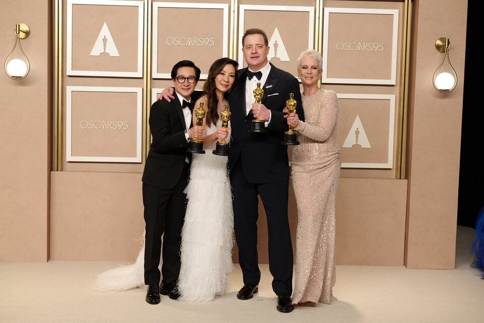 Los ganadores de los Oscar 2023 en las categorías de interpretación, posan con su galardón