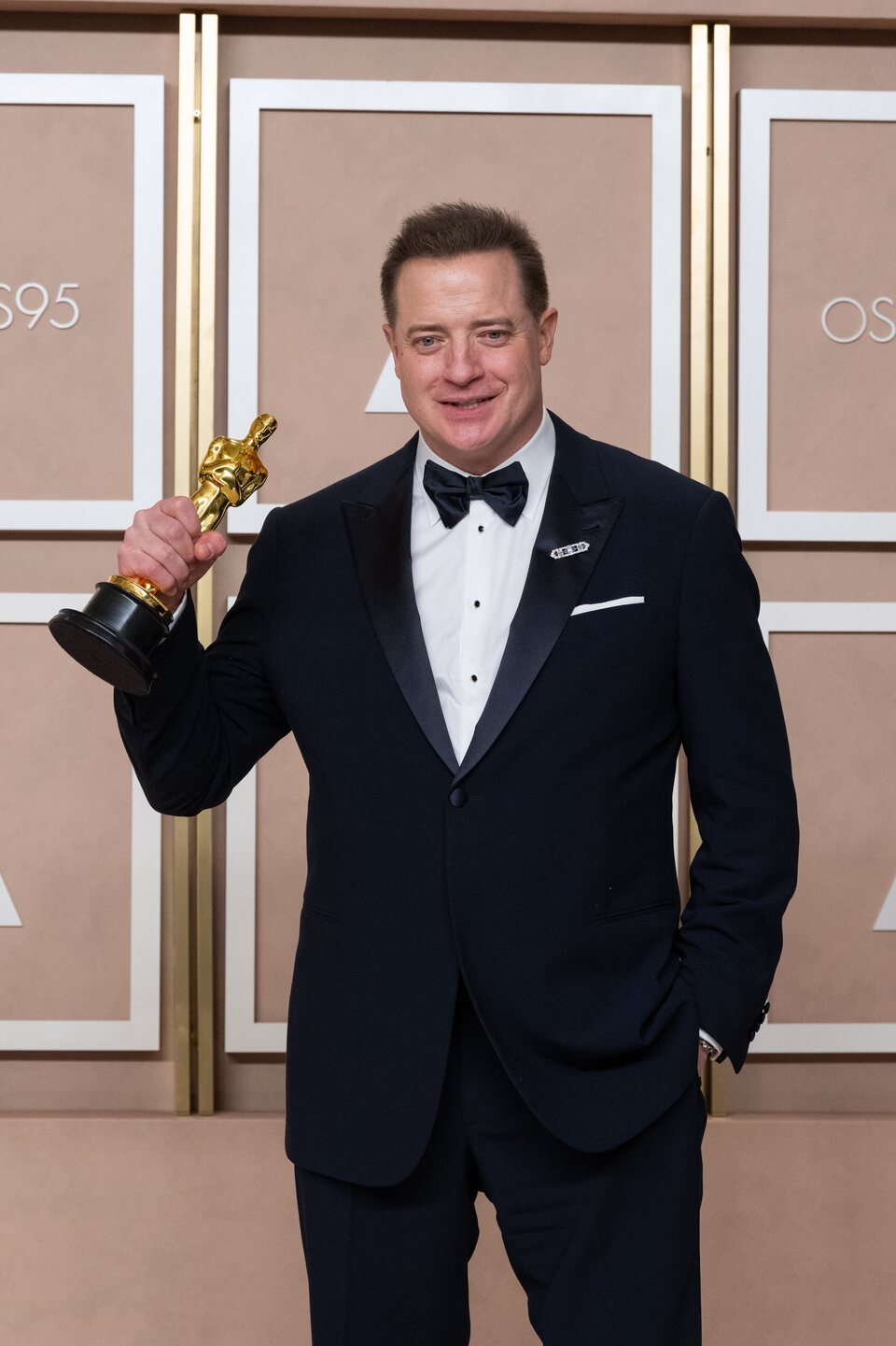 Brendan Fraser con su Oscar al mejor actor por 'La Ballena'