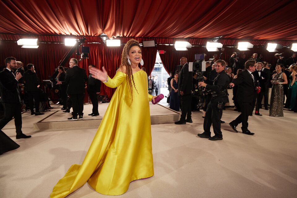 Ruth Carter en la alfombra champagne de los Oscar 2023