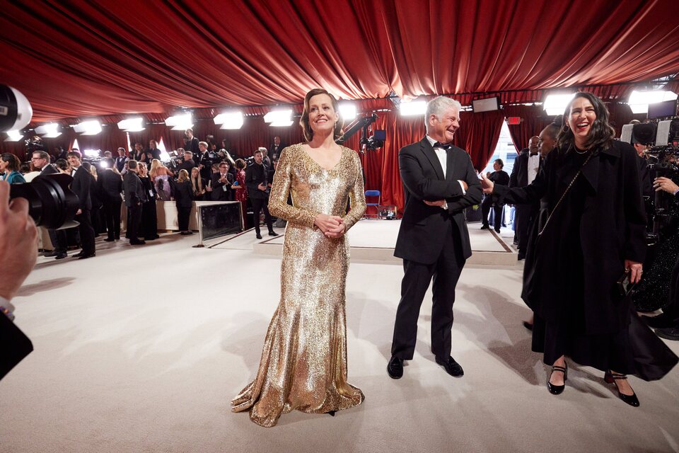 Sigourney Weaver en la alfombra champagne de los Oscar 2023