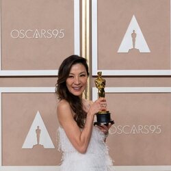 Michelle Yeoh con su Oscar a mejor actriz por 'Todo a la vez en todas partes'