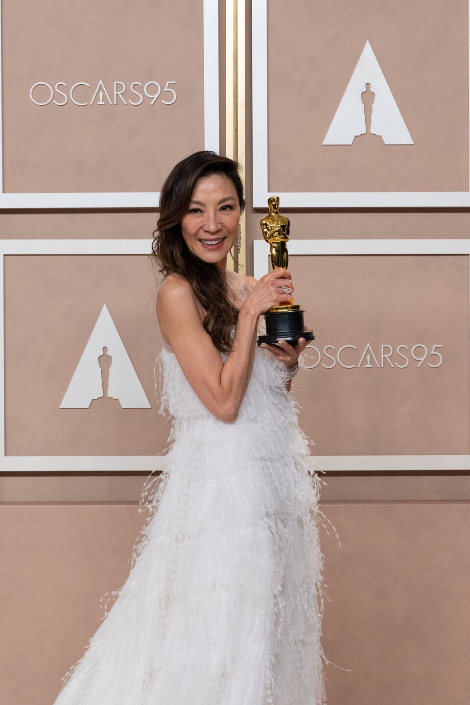 Michelle Yeoh con su Oscar a mejor actriz por 'Todo a la vez en todas partes'