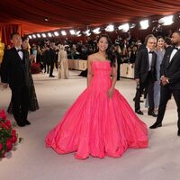 Stephanie Hsu en la alfombra champagne de los Oscar 2023