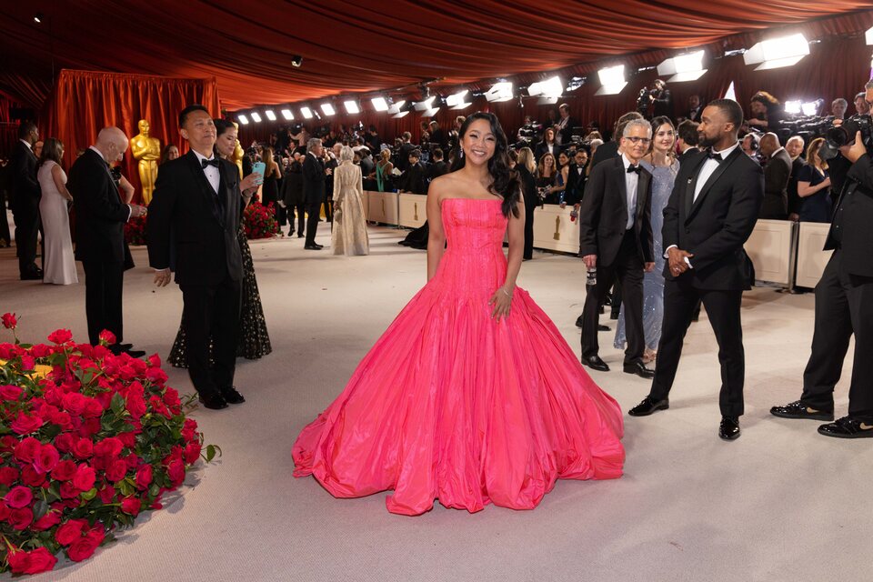 Stephanie Hsu en la alfombra champagne de los Oscar 2023