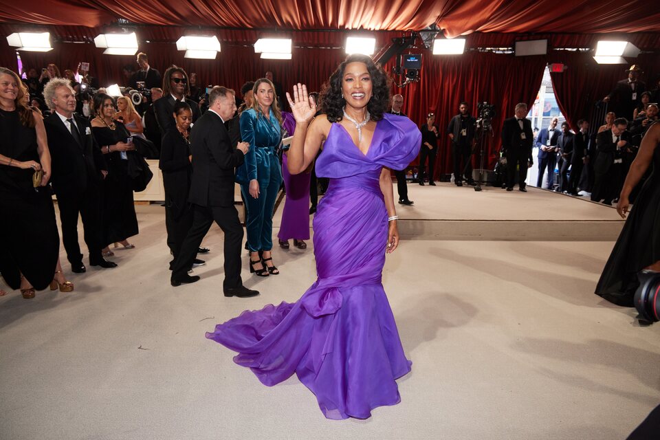 Angela Bassett en la alfombra champagne de los Oscar 2023