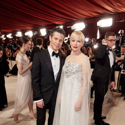 Thomas Kail y Michelle Williams en la alfombra champagne de los Oscar 2023