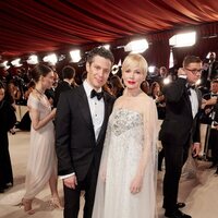 Thomas Kail y Michelle Williams en la alfombra champagne de los Oscar 2023