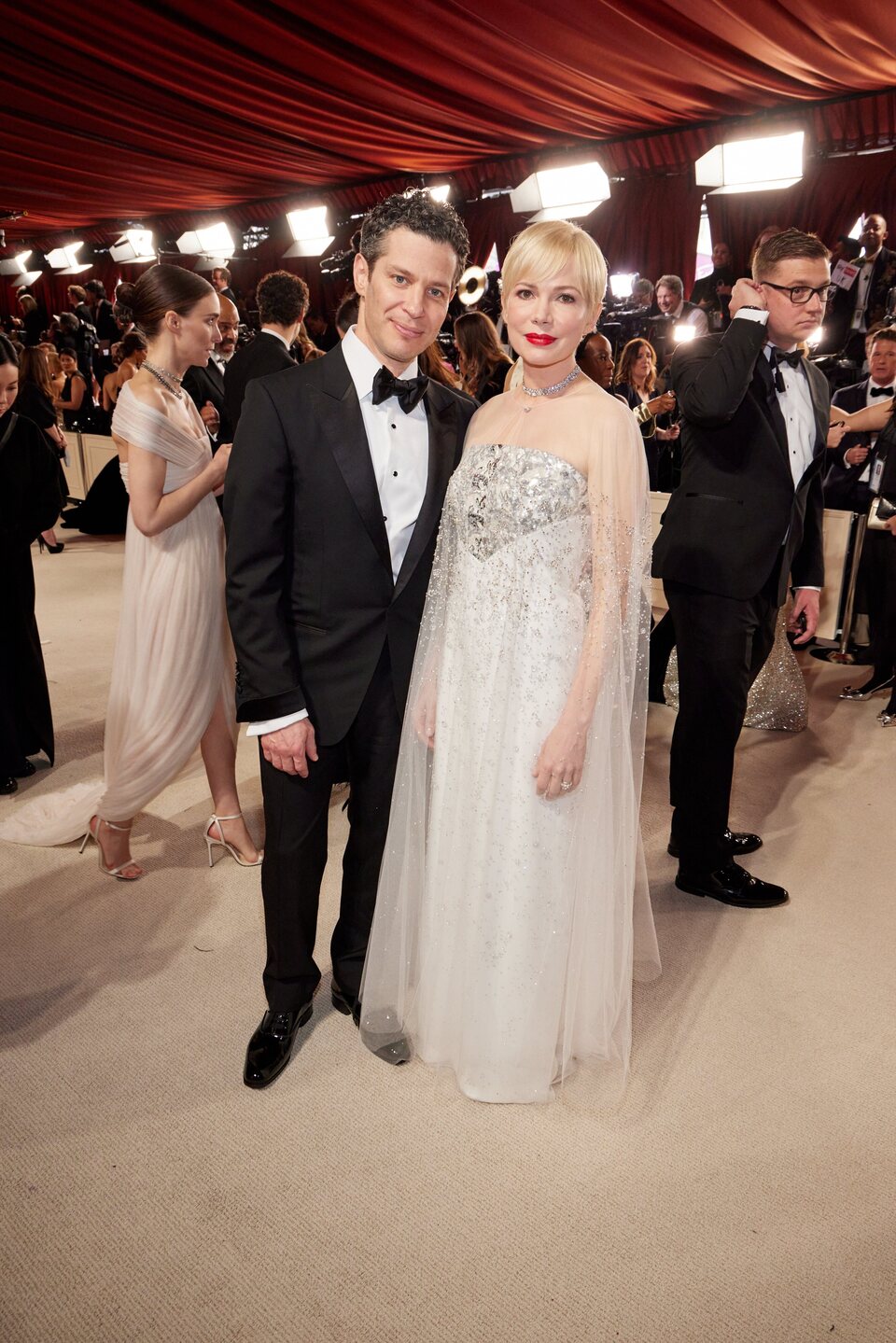 Thomas Kail y Michelle Williams en la alfombra champagne de los Oscar 2023