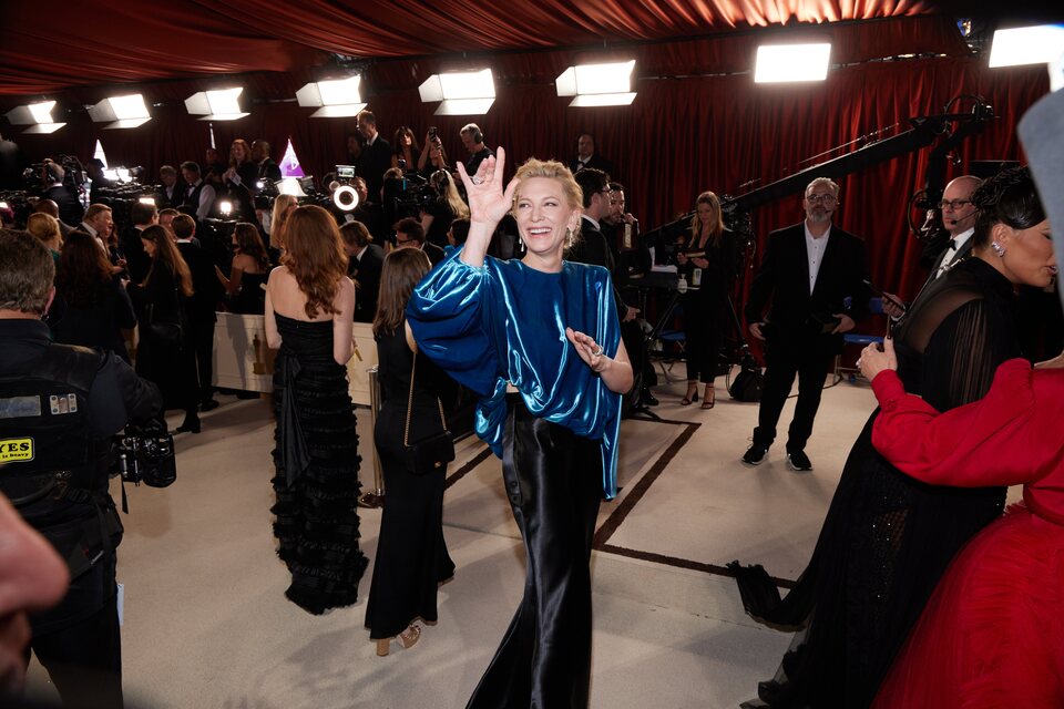 Cate Blanchett en la alfombra champagne de los Oscar 2023