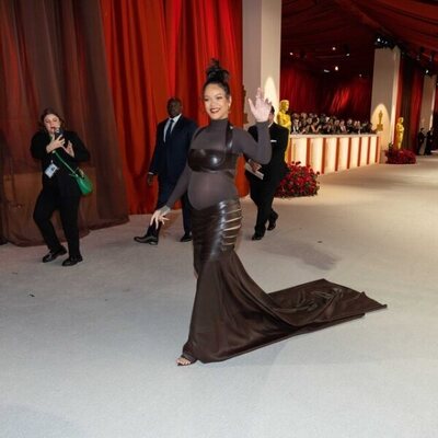 Rihanna en la alfombra champagne de los Oscar 2023