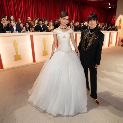 Sofia Carson y Diane Warren en la alfombra champagne de los Oscar 2023