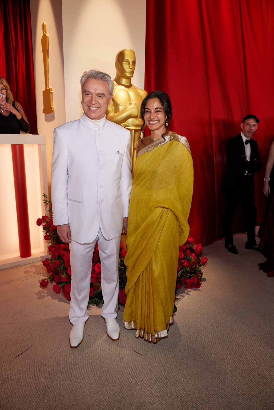 David Byrne y Mala Gaonkar en la alfombra champagne de los Oscar 2023