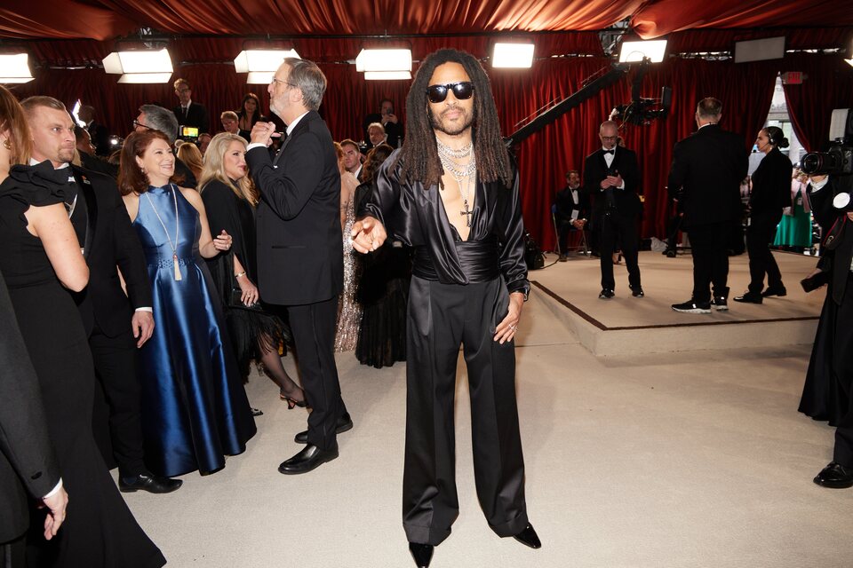 Lenny Kravitz en la alfombra champagne de los Oscar 2023