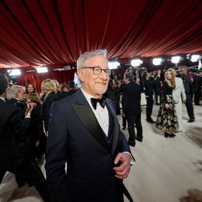 Stephen Spielberg en la alfombra champagne de los Oscar 2023