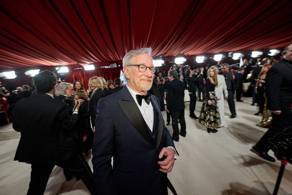 Stephen Spielberg en la alfombra champagne de los Oscar 2023