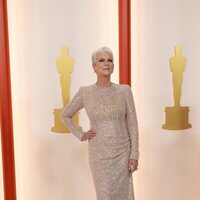 Jamie Lee Curtis en la alfombra champagne de los Oscar 2023