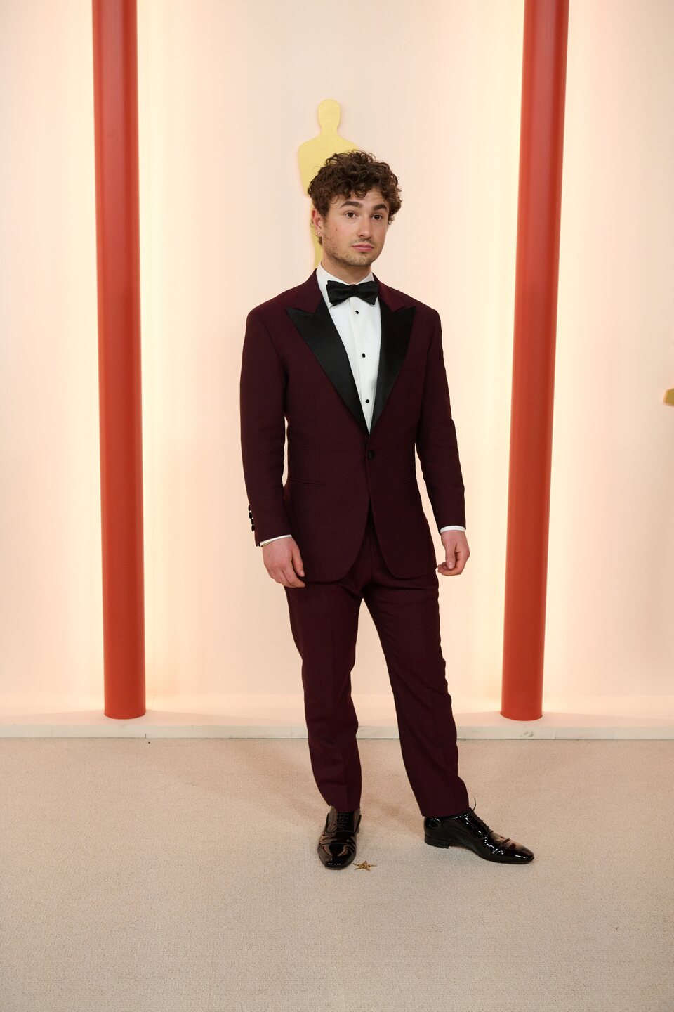 Gabriel LaBelle en la alfombra champagne de los Oscar 2023