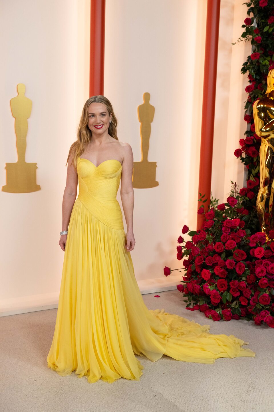 Kerry Condon en la alfombra champagne de los Oscar 2023