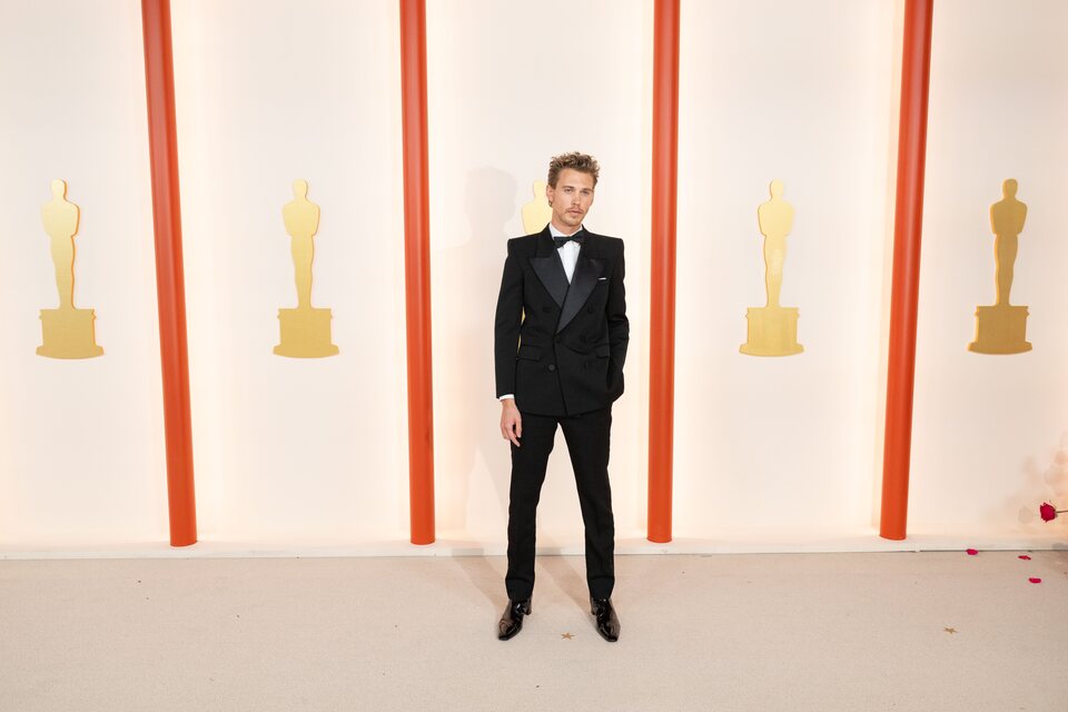 Austin Butler en la alfombra champagne de los Oscar 2023