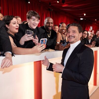 Pedro Pascal en la alfombra champagne de los Oscar 2023