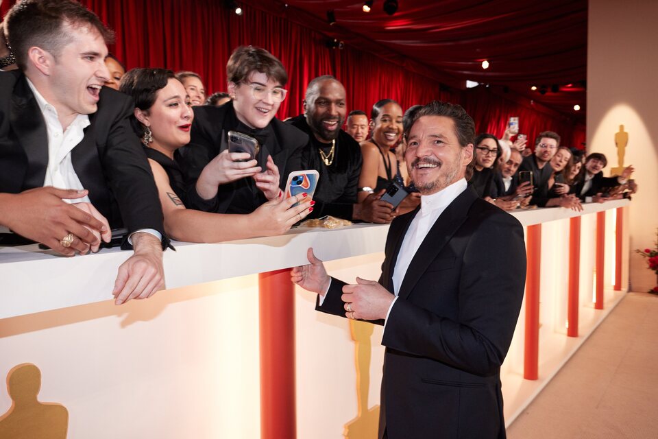 Pedro Pascal en la alfombra champagne de los Oscar 2023