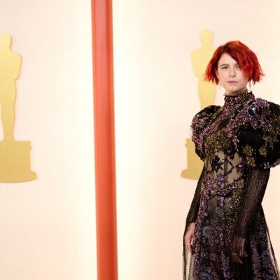 Jessie Buckley en la alfombra champagne de los Oscar 2023