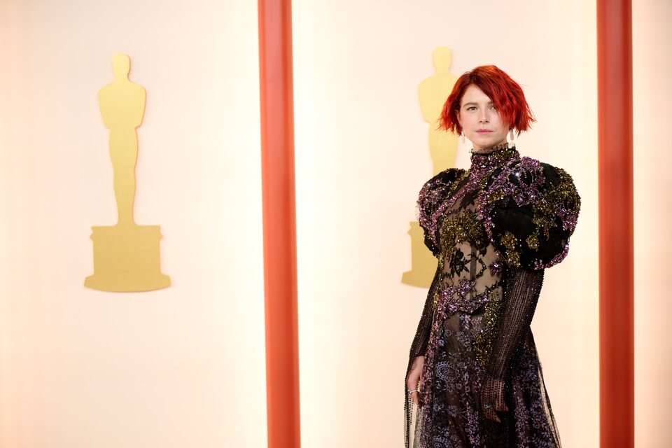 Jessie Buckley en la alfombra champagne de los Oscar 2023