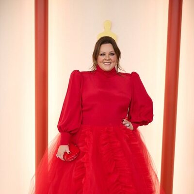 Melissa McCarthy en la alfombra champagne de los Oscar 2023