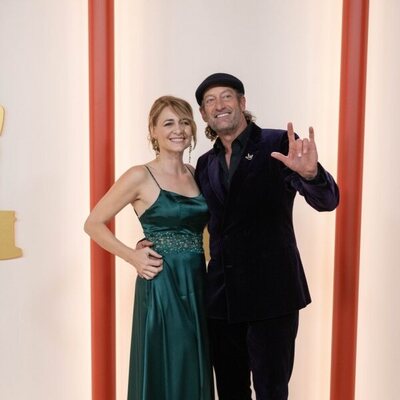 Troy Kotsur y Deanne Bray en la alfombra champagne de los Oscar 2023