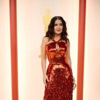 Salma Hayek en la alfombra champagne de los Oscar 2023