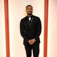 Michael B. Jordan en la alfombra champagne de los Oscar 2023