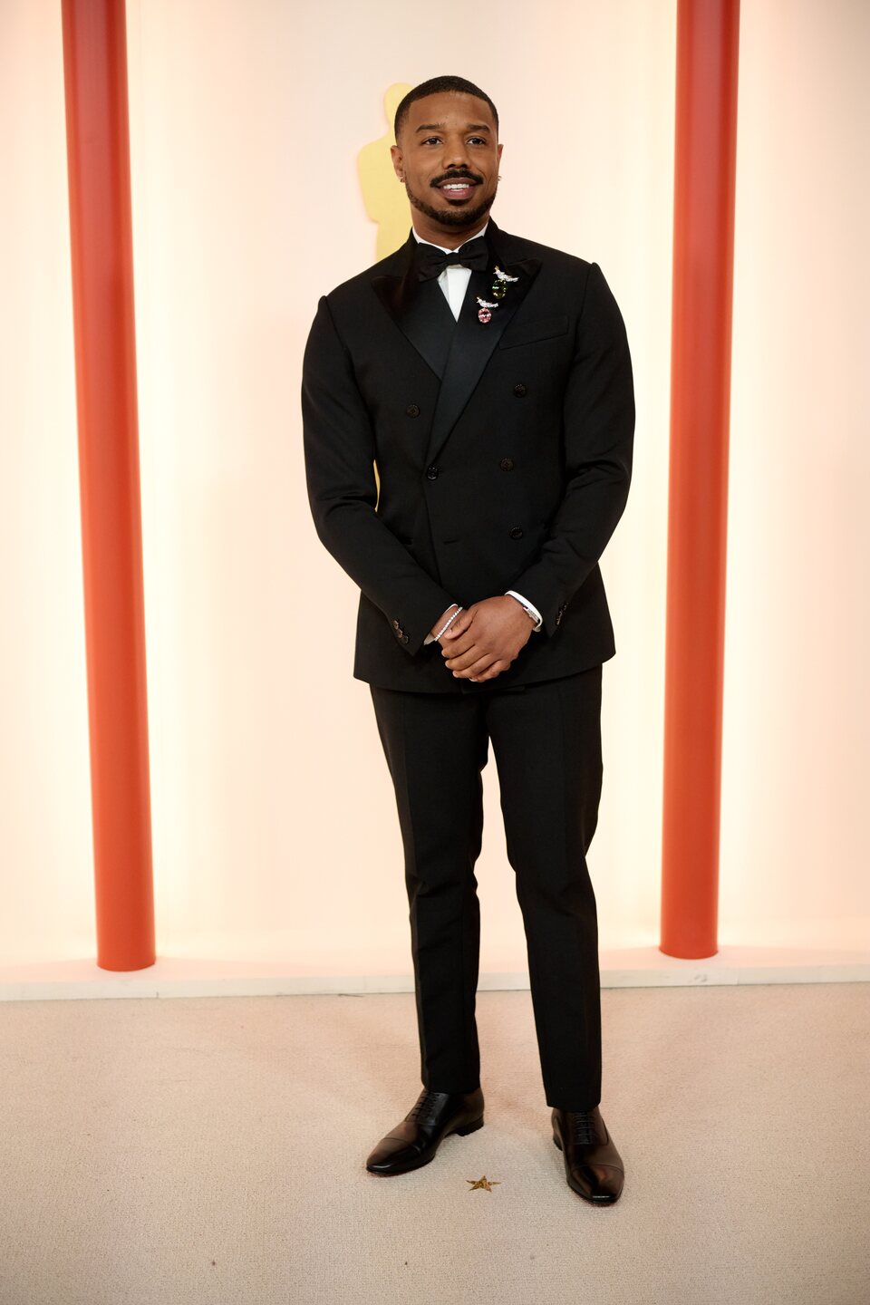 Michael B. Jordan en la alfombra champagne de los Oscar 2023