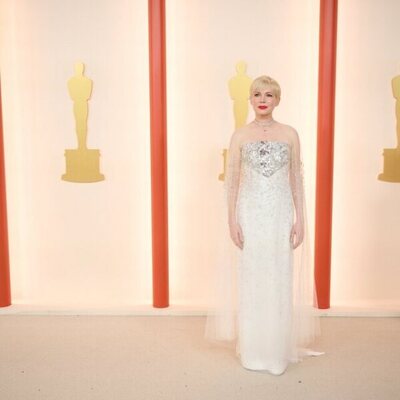 Michelle Williams en la alfombra champagne de los Oscar 2023