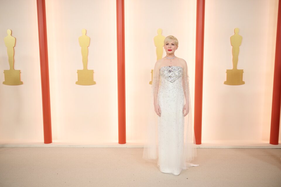 Michelle Williams en la alfombra champagne de los Oscar 2023