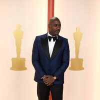 Idris Elba en la alfombra champagne de los Oscar 2023