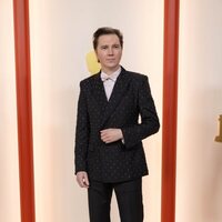 Paul Dano en la alfombra champagne de los Oscar 2023