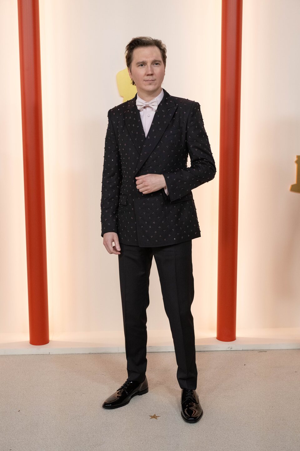 Paul Dano en la alfombra champagne de los Oscar 2023