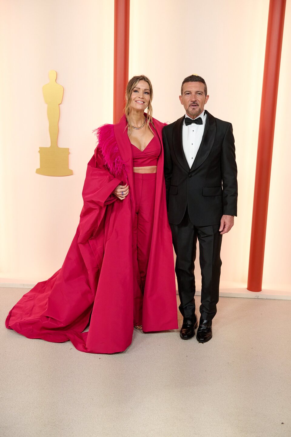 Antonio Banderas y Nicole Kimpel en la alfombra champagne de los Oscar 2023