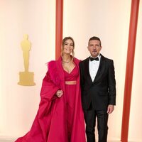 Antonio Banderas y Nicole Kimpel en la alfombra champagne de los Oscar 2023