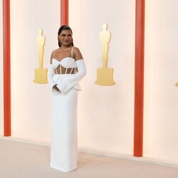 Mindy Kaling en la alfombra champagne de los Oscar 2023