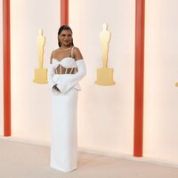 Mindy Kaling en la alfombra champagne de los Oscar 2023