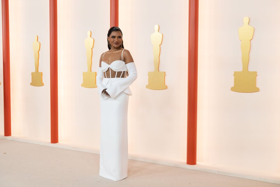 Mindy Kaling en la alfombra champagne de los Oscar 2023