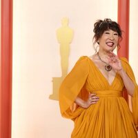 Sandra Oh en la alfombra champagne de los Oscar 2023