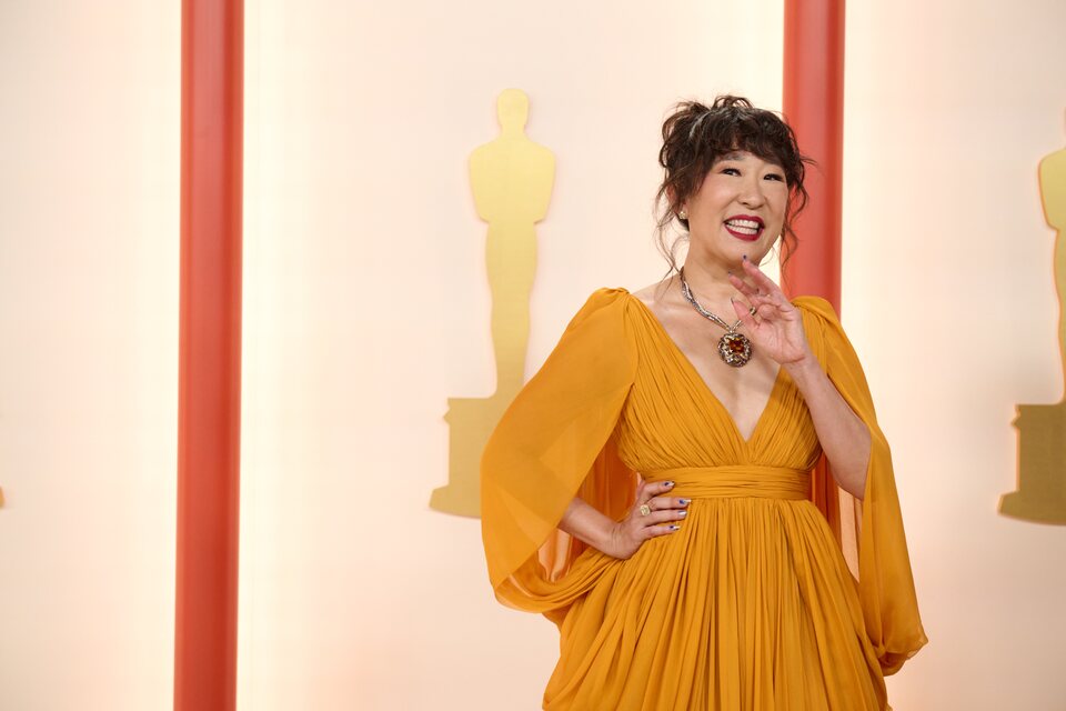 Sandra Oh en la alfombra champagne de los Oscar 2023