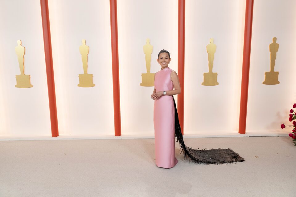 Hong Chau en la alfombra champagne de los Oscar 2023