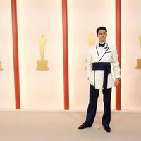 Harry Shum Jr. en la alfombra champagne de los Oscar 2023